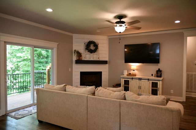 124 Grayson Ln, White House, TN 37188