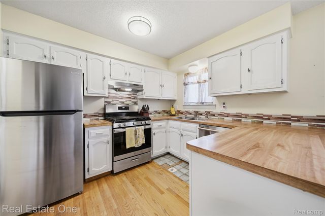 2276 Lakewood Way, Hamburg Township, MI 48169