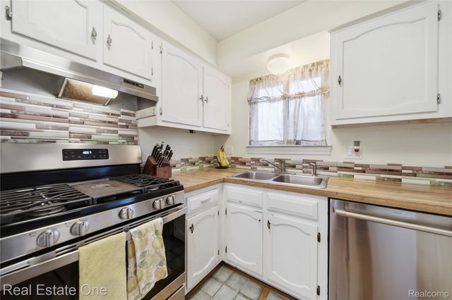 2276 Lakewood Way, Hamburg Township, MI 48169