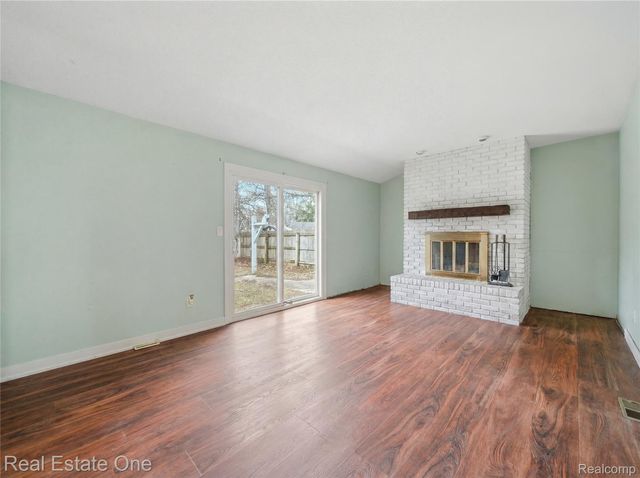 2276 Lakewood Way, Hamburg Township, MI 48169