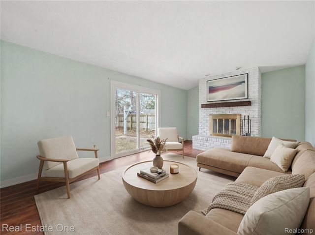 2276 Lakewood Way, Hamburg Township, MI 48169