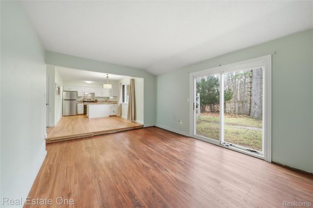 2276 Lakewood Way, Hamburg Township, MI 48169