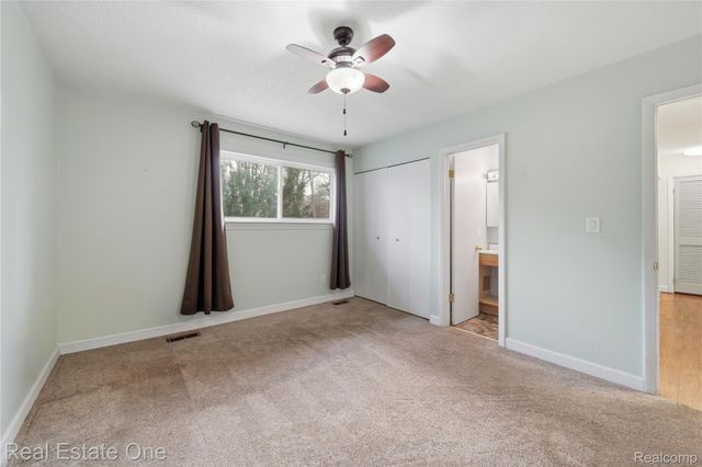 2276 Lakewood Way, Hamburg Township, MI 48169