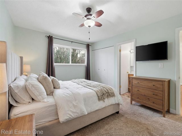 2276 Lakewood Way, Hamburg Township, MI 48169