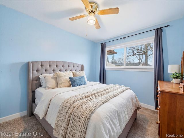 2276 Lakewood Way, Hamburg Township, MI 48169