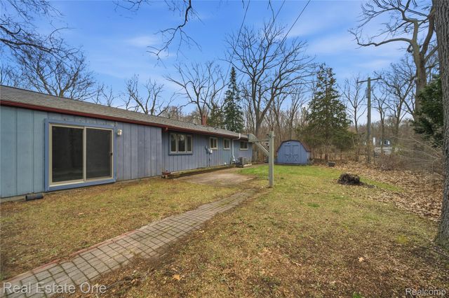 2276 Lakewood Way, Hamburg Township, MI 48169