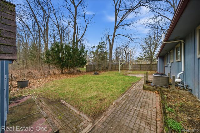 2276 Lakewood Way, Hamburg Township, MI 48169