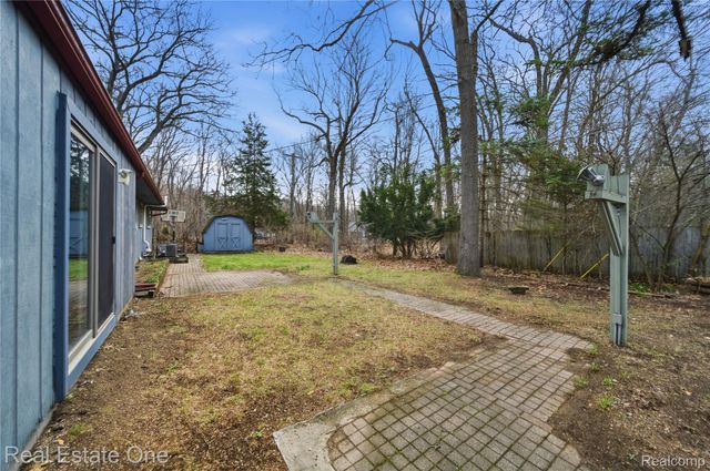 2276 Lakewood Way, Hamburg Township, MI 48169