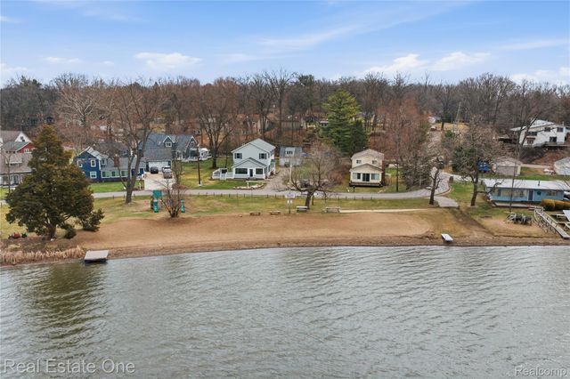 2276 Lakewood Way, Hamburg Township, MI 48169