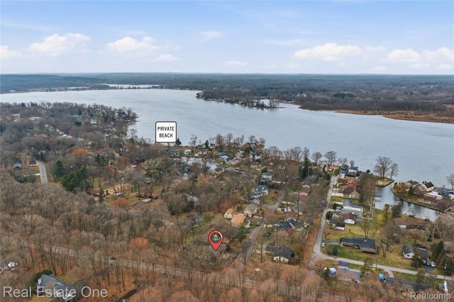 2276 Lakewood Way, Hamburg Township, MI 48169