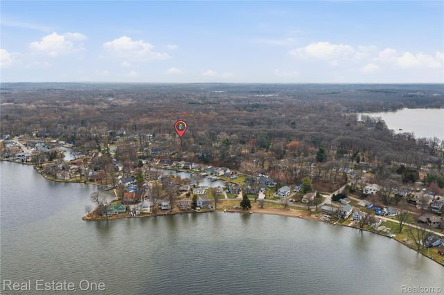 2276 Lakewood Way, Hamburg Township, MI 48169