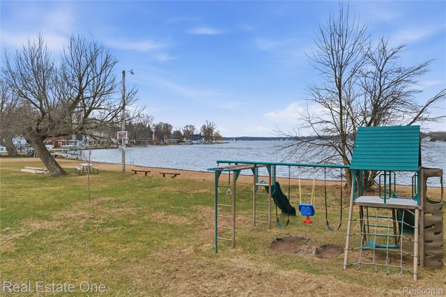 2276 Lakewood Way, Hamburg Township, MI 48169