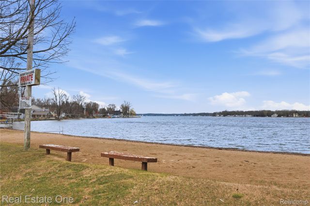 2276 Lakewood Way, Hamburg Township, MI 48169