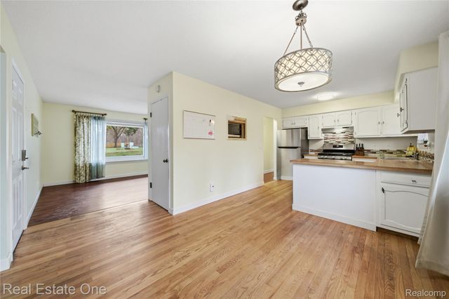 2276 Lakewood Way, Hamburg Township, MI 48169