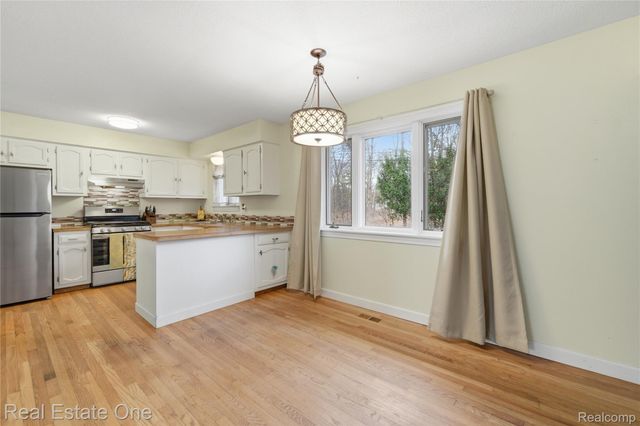 2276 Lakewood Way, Hamburg Township, MI 48169