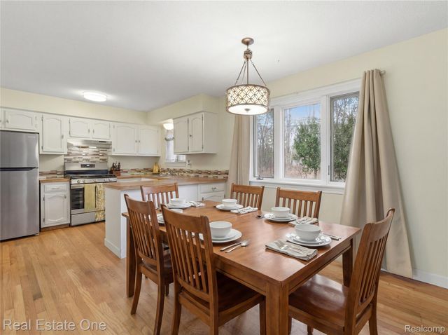 2276 Lakewood Way, Hamburg Township, MI 48169