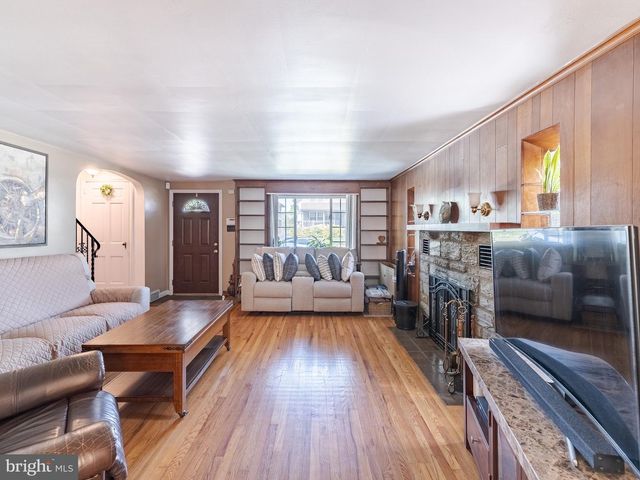 160 W ESSEX AVE, Lansdowne, PA 19050