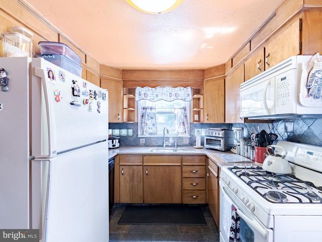 160 W ESSEX AVE, Lansdowne, PA 19050