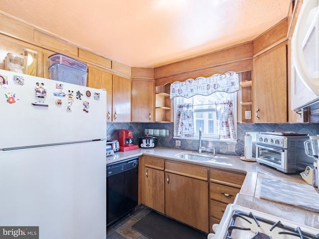 160 W ESSEX AVE, Lansdowne, PA 19050
