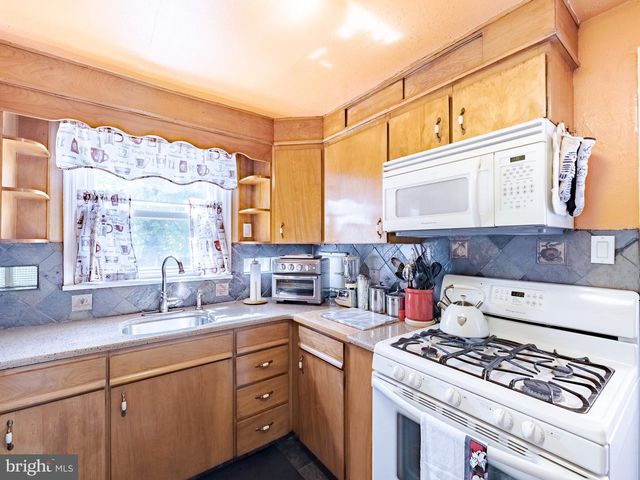 160 W ESSEX AVE, Lansdowne, PA 19050