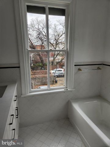 323 2ND ST SE, Washington, DC 20003