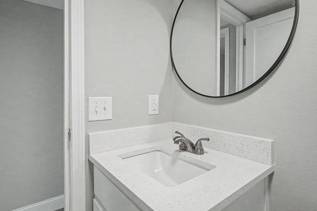 512 W Bach Drive, Defuniak Springs, FL 32433