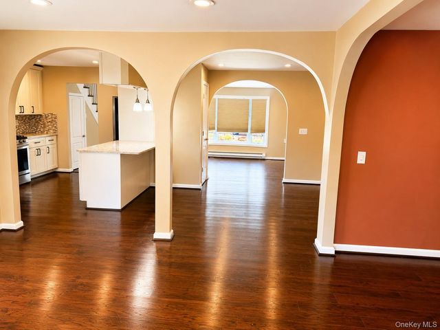 23 Ginny Lane, Bethpage, NY 11714