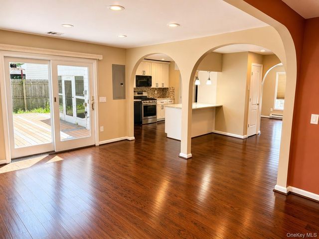 23 Ginny Lane, Bethpage, NY 11714