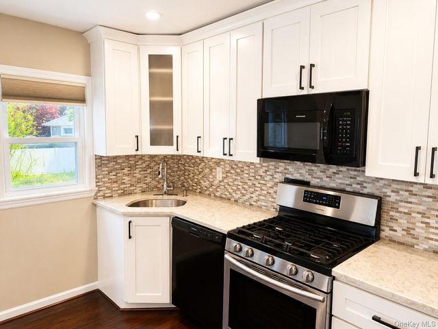 23 Ginny Lane, Bethpage, NY 11714