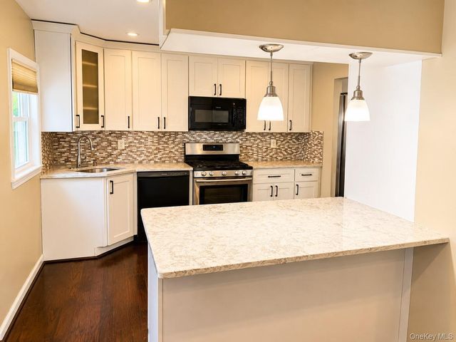 23 Ginny Lane, Bethpage, NY 11714