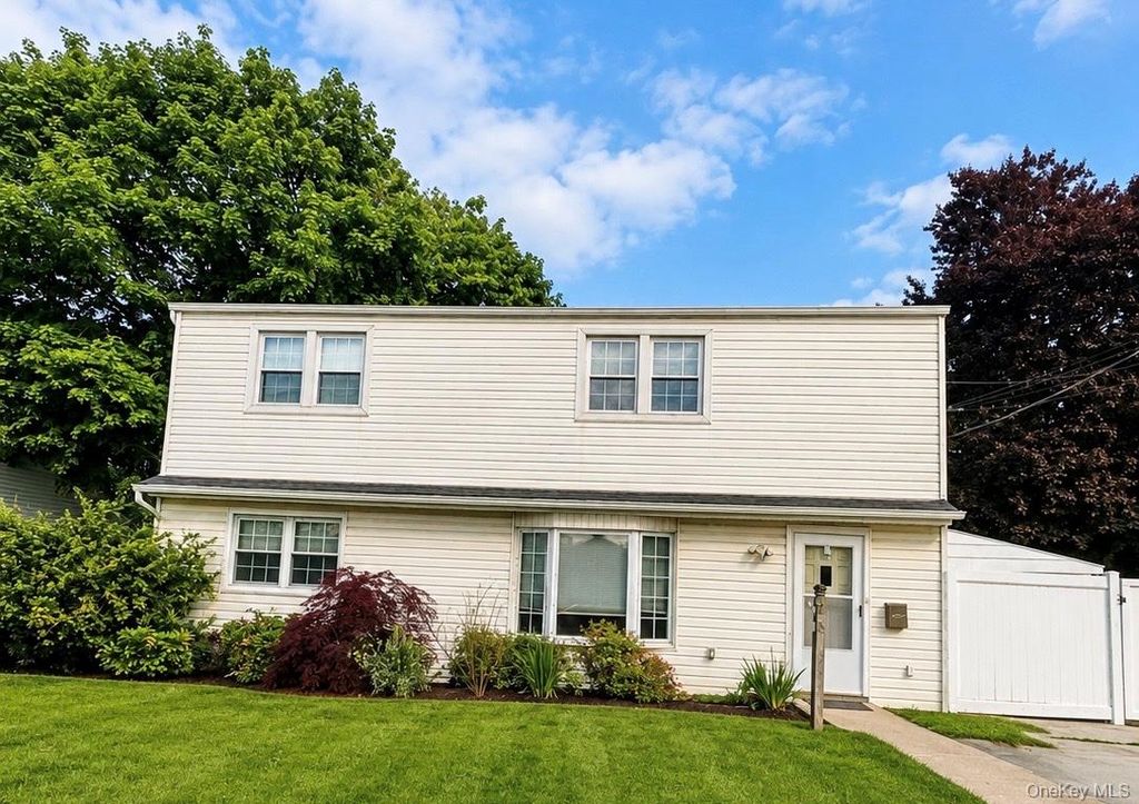 23 Ginny Lane, Bethpage, NY 11714
