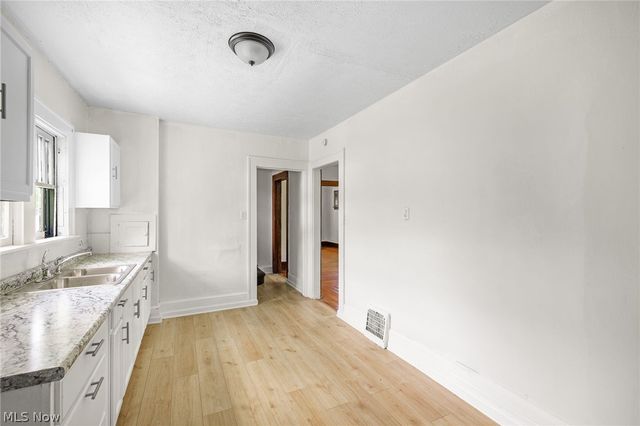 1390 Curtis Street, Akron, OH 44301