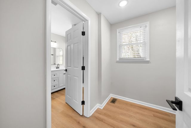 1320 Bellshire Dr, Nashville, TN 37207