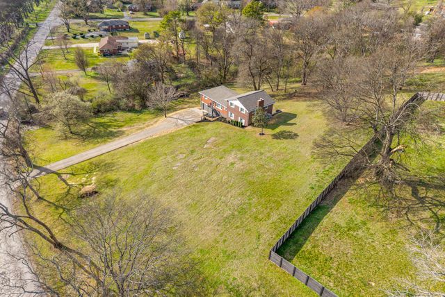 1320 Bellshire Dr, Nashville, TN 37207