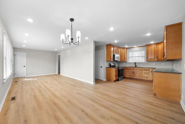 1320 Bellshire Dr, Nashville, TN 37207