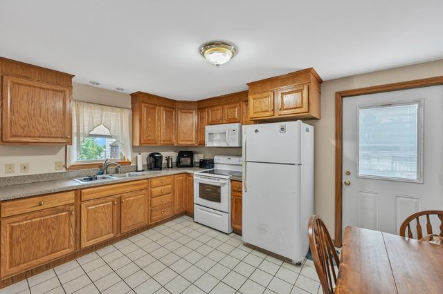 101 Long Hill Dr, Leominster, MA 01453