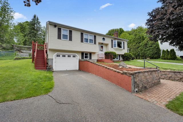 101 Long Hill Dr, Leominster, MA 01453