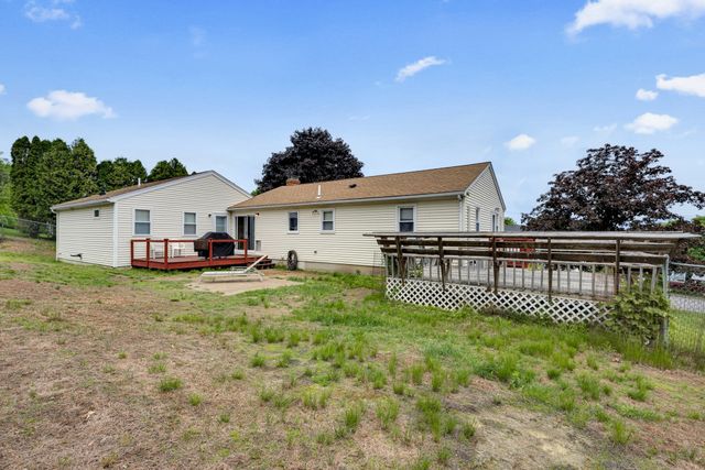 101 Long Hill Dr, Leominster, MA 01453