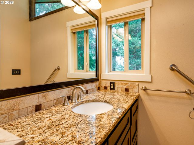 16700 Se VAN ZYL Dr, Damascus, OR 97089