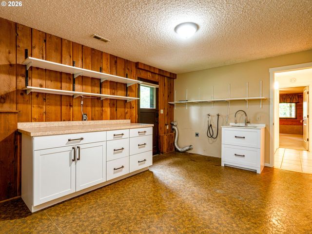 16700 Se VAN ZYL Dr, Damascus, OR 97089