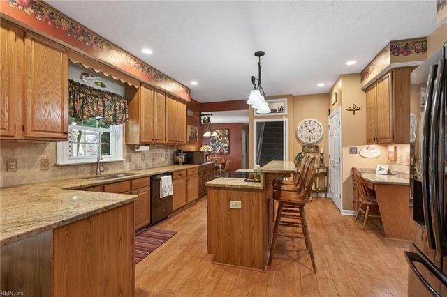 508 Birkdale CT, Yorktown, VA 23693