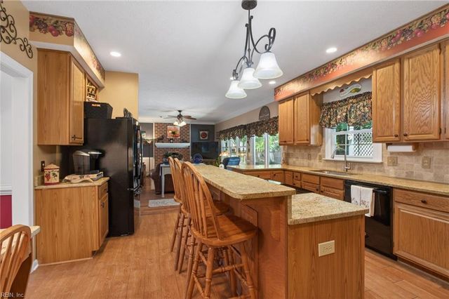 508 Birkdale CT, Yorktown, VA 23693