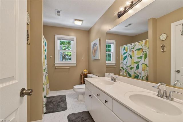 508 Birkdale CT, Yorktown, VA 23693