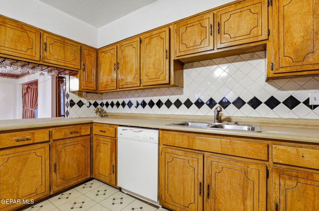 2704 TAYLOR Avenue, El Paso, TX 79930