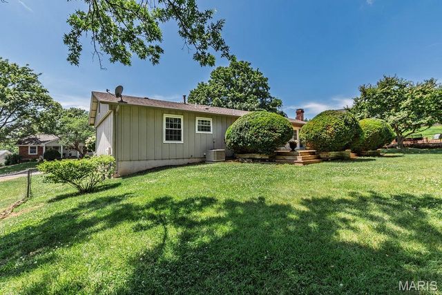 13 Suncrest Drive, St Peters, MO 63376