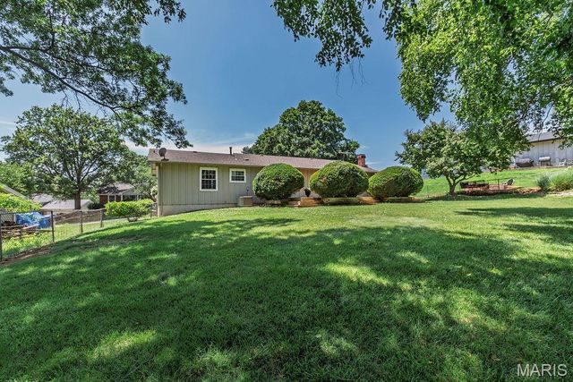 13 Suncrest Drive, St Peters, MO 63376