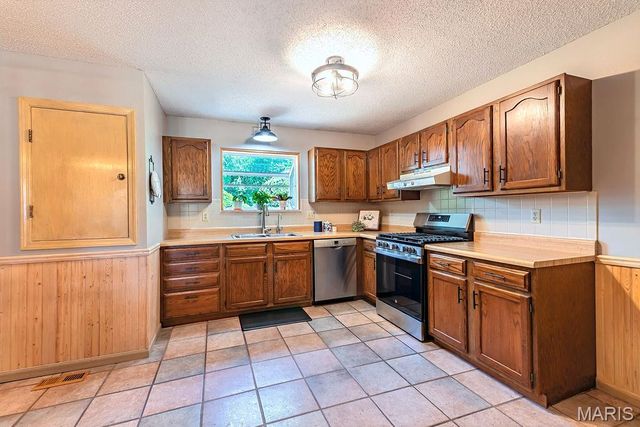 13 Suncrest Drive, St Peters, MO 63376