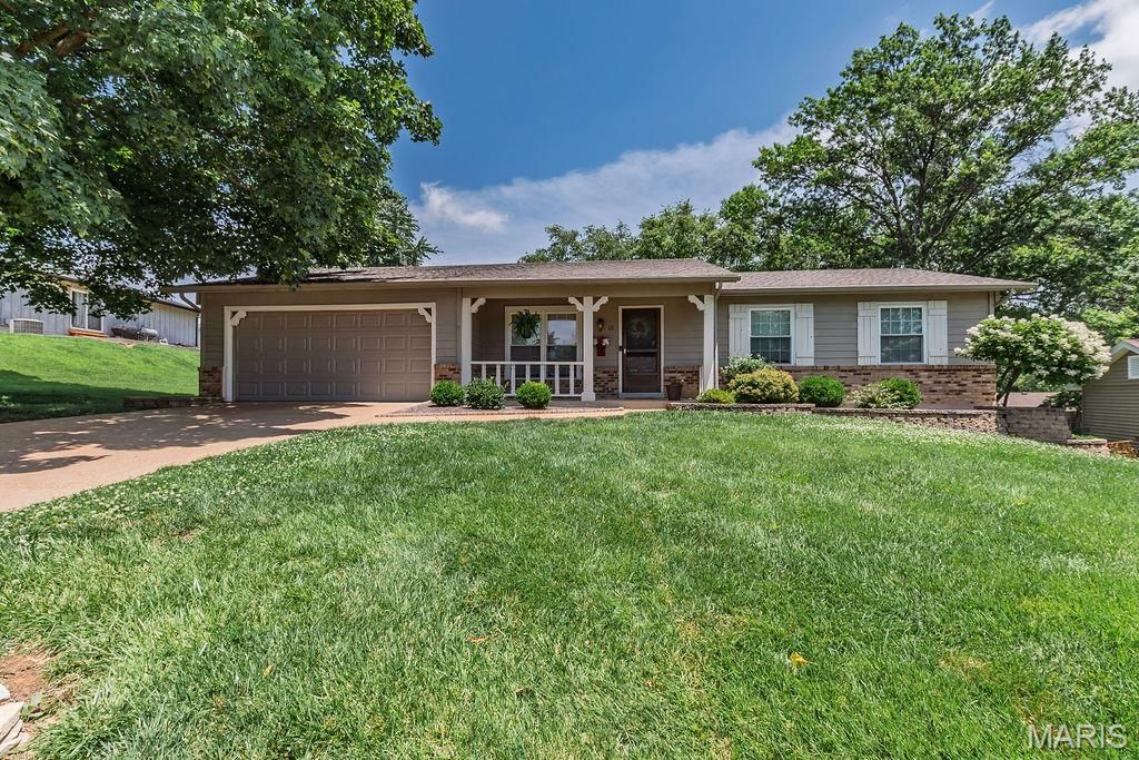 13 Suncrest Drive, St Peters, MO 63376