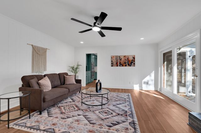 518 Sharondale Dr, Tullahoma, TN 37388