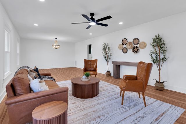 518 Sharondale Dr, Tullahoma, TN 37388